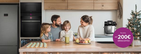 imagem de cozinha com família
