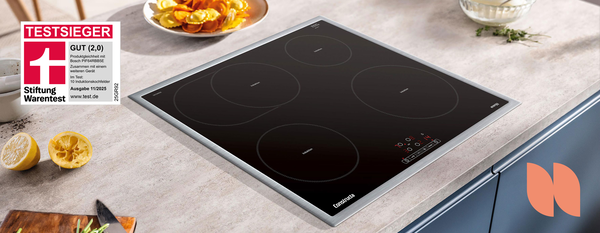 Ein Constructa Induktionskochfeld auf einer hellen Arbeitsplatte mit einem Testsieger Logo.
