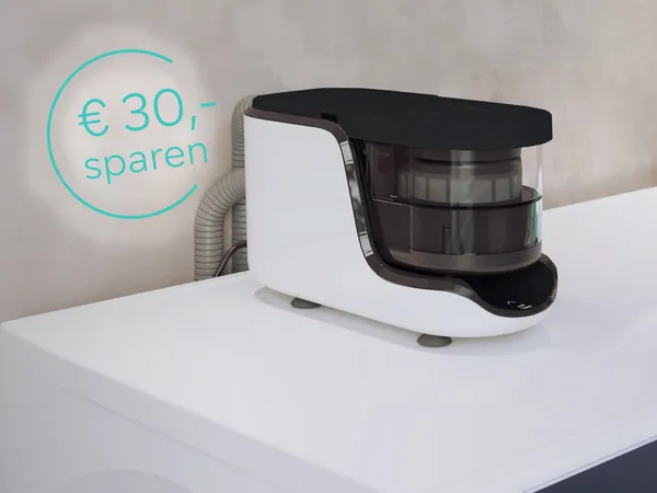 Weiß-schwarzes kompaktes Gerät mit transparentem Behälter und Schlauch, daneben Text '€ 30,- sparen' in türkis.