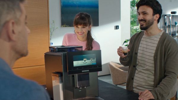 Mezczyzna i kobieta przed ekspresem do kawy