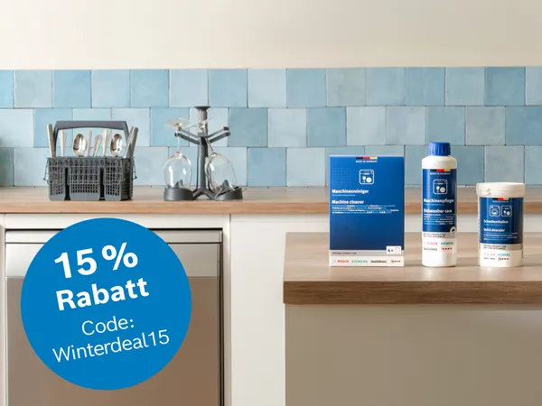Schöne Küche mit Reinigungsprodukten und Zubehören von Siemens und dem Hinweis, dass es darauf aktuell 15 % Rabatt im Siemens Online Shop gibt