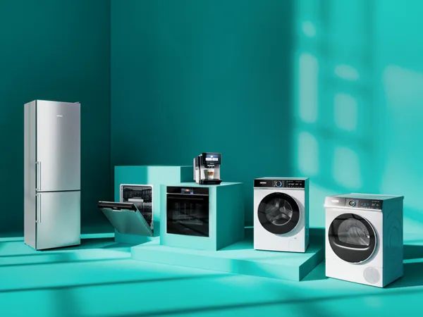Petrolfarbener Raum mit Hausgeräten von Siemens und dem Hinweis auf die aktuelle Winter-Aktion mit bis zu 150 € Rabatt im Siemens Online Shop