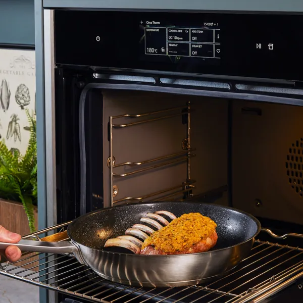 Lammkarree in Pistazienkruste in den Backofen schieben.