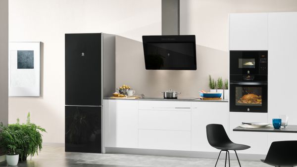 Imagen de cocina completa con muebles blancos y electrodom&eacute;sticos en Serie Cristal