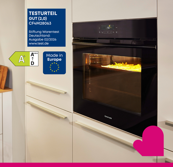 Ein Constructa Backofen eingebaut in einer hellen K&uuml;chenfront mit einem Testurteil Logo.