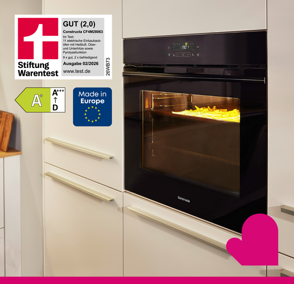 Ein Constructa Backofen eingebaut in einer hellen K&uuml;chenfront mit einem Testurteil Logo.