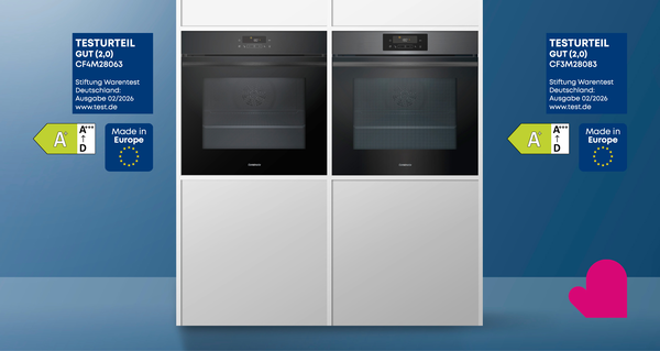 Zwei Constructa Back&ouml;fen eingebaut in einer hellen K&uuml;chenfront vor einem blauen Hintergrund mit Testlogos.