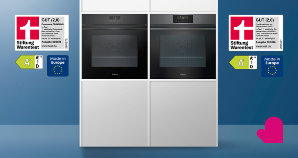 Zwei Constructa Back&ouml;fen eingebaut in einer hellen K&uuml;chenfront vor einem blauen Hintergrund mit Testlogos.