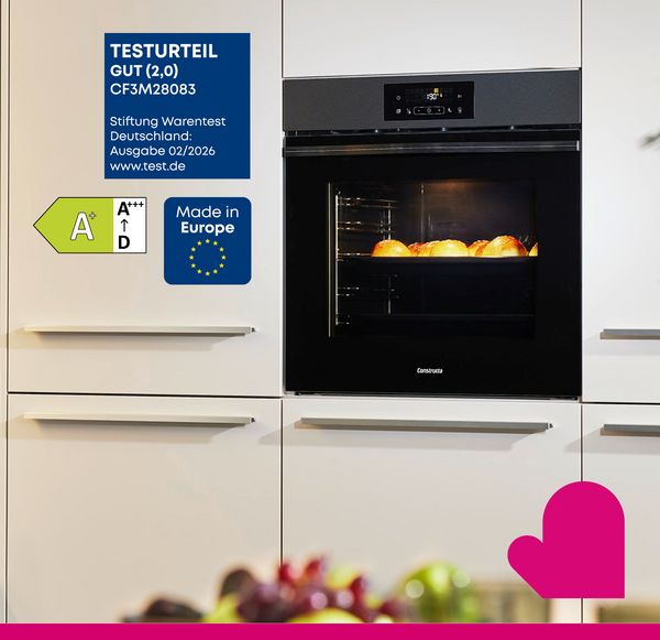Ein Constructa Backofen eingebaut in einer hellen K&uuml;chenfront mit einem Testurteil Logo.