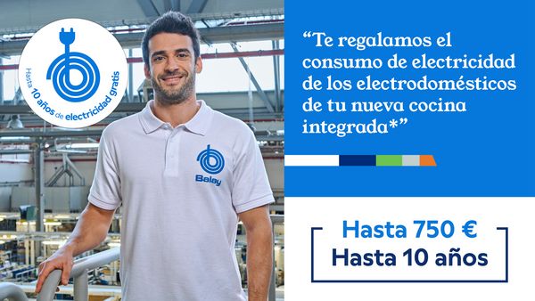 Imagen de empleada Balay con texto te regalamos 10 a&ntilde;os del consumo de electricidad de tu horno con funci&oacute;n freidora de aire, hasta 100&euro;, tu placa de inducci&oacute;n con o sin extractor integrado con Control de temperatura, hasta 250&euro;, y tu extractor de techo o campana Serie Cristal hasta 100&euro;.  