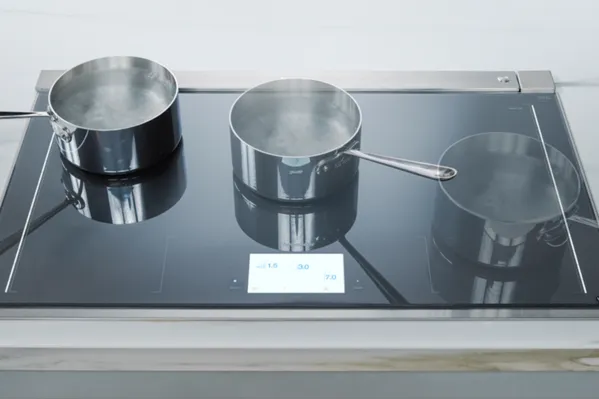 thermador induction cooktop freedom MoveMode pot shifting from one corner of cooktop to opposite corner
