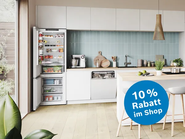 Bosch Hausgeräte in einer schönen Küche und dem Hinweis, dass es jetzt 10 % Rabatt im Bosch Online Shop gibt