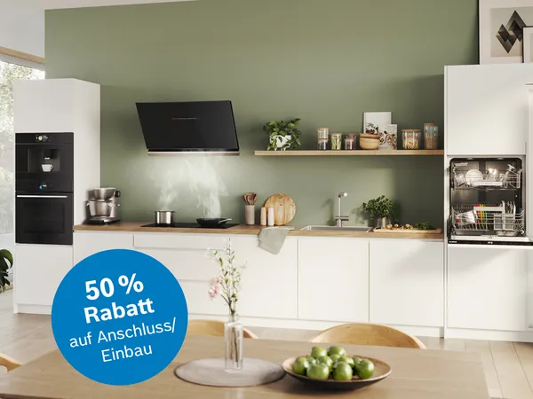 Bosch Haushaltsgeräte in schöner Küche und dem Hinweis, dass es aktuell im Bosch Online Shop 50 % Rabatt auf den Anschluss bzw. Einbau eines Geräts gibt