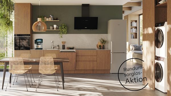 Gr&uuml;ner Raum mit vielen Pflanzen und Siemens Hausger&auml;ten und dem Hinweis auf die aktuelle Aktion &bdquo;Rundum-sorglos-Aktion&ldquo; im Siemens Online Shop