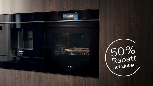 Holzfront mit einem Siemens Einbau-Backofen und dem Hinweis auf 50 % Rabatt auf den Backofen-Einbau-Service im Siemens Online Shop