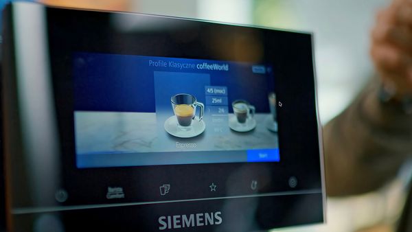 Mezczyzna i kobieta przed ekspresem do kawy