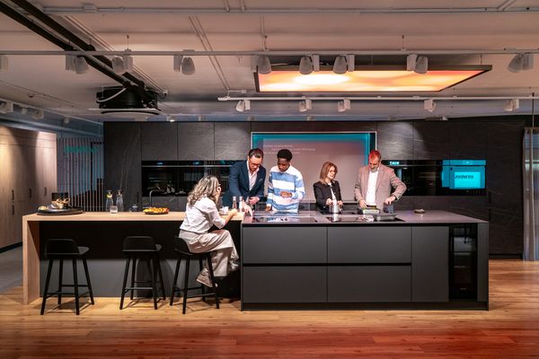 Scopri gli innovativi elettrodomestici Siemens nei nostri showroom e lasciati ispirare dalla vasta selezione. Che sia nel corso di una consulenza personalizzata o di un evento gastronomico, il nostro team di esperti ti aiuter&agrave; nella scelta.