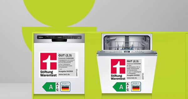 Zwei wei&szlig;e Geschirrsp&uuml;ler, einer offen. Beide mit Stiftung Warentest-Siegel 'GUT (2,3)' und Energieeffizienzklasse A.