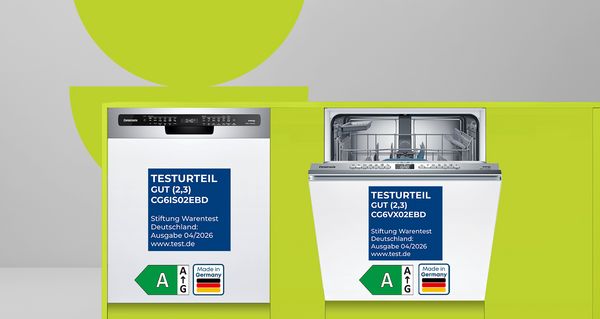 Zwei wei&szlig;e Geschirrsp&uuml;ler, einer offen. Beide mit Stiftung Warentest-Siegel 'GUT (2,3)' und Energieeffizienzklasse A.