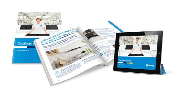 Bodeg&oacute;n de dos cat&aacute;logos de Balay 2026, y una tablet con la portada del cat&aacute;logo de Balay 2026.