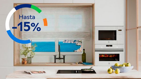 Imagen de cocina con electrodom&eacute;sticos Balay, ventana con vistas al mar y texto "Hasta -15%"
