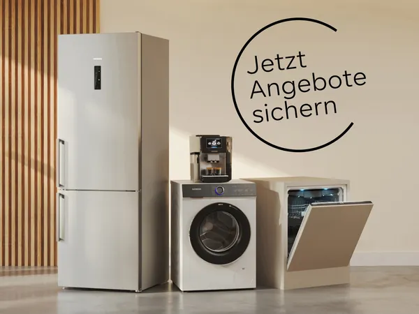 Siemens Kühlschrank, Waschmaschine, Geschirrspüler und Kaffeemaschine stehen in einem modernen, hellen Raum mit großem Fenster und Holzlamellenwand, daneben der Schriftzug 'Jetzt Angebote sichern'.