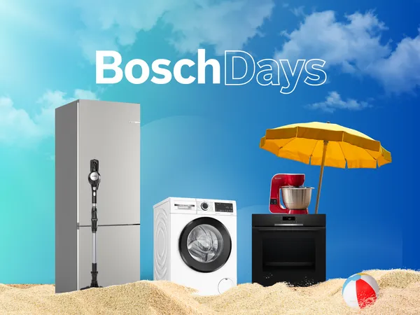 Bosch háztartási gépek – hűtő, mosógép, porszívó, sütő és robotgép – egy napos tengerparton a Bosch Days promóció keretében.