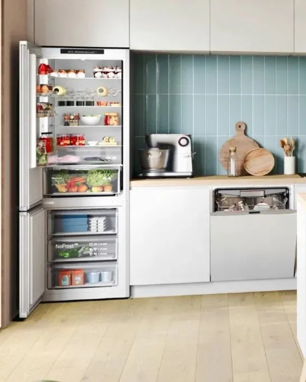 Bilden visar ett grönt kök (Ikea-inspirerat) med vitvaror från Bosch.