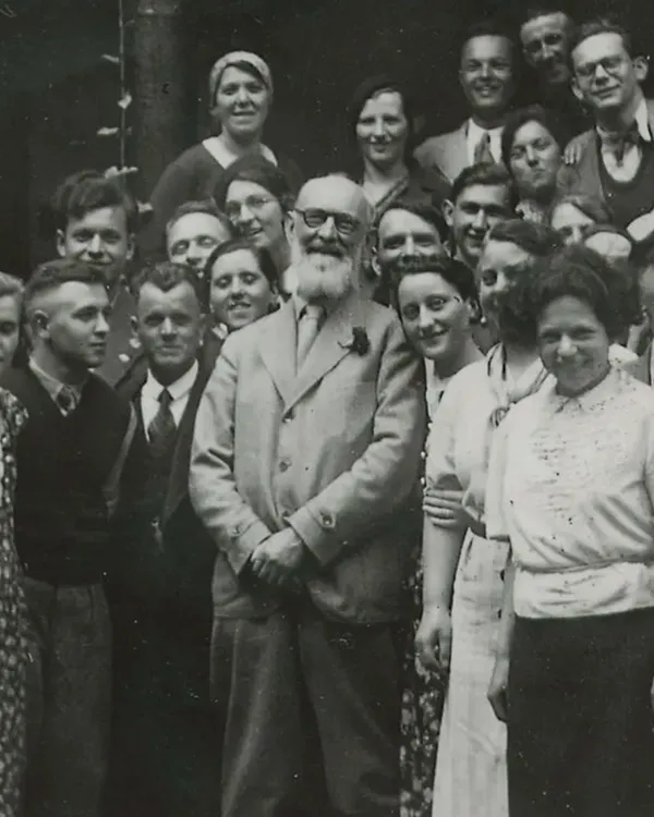 Historical black and white image of Robert Bosch (centre, with beard) and associates.
