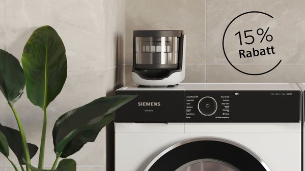 Siemens Waschmaschine mit externen Mikroplastikfilter und Hinweis auf aktuelle Aktion mit Rabatt auf Zubeh&ouml;r im Siemens Online Shop