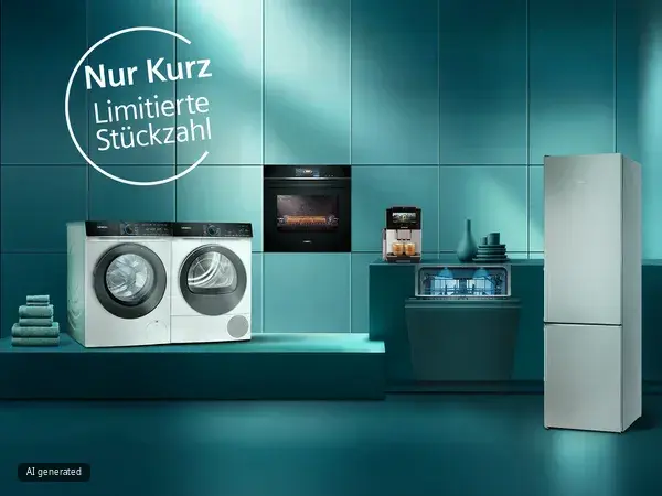 Siemens Kühlschrank, Waschmaschine, Geschirrspüler und Kaffeemaschine stehen in einem modernen, hellen Raum mit großem Fenster und Holzlamellenwand, daneben der Schriftzug 'Nur Kurz Limitierte Stückzahl''.