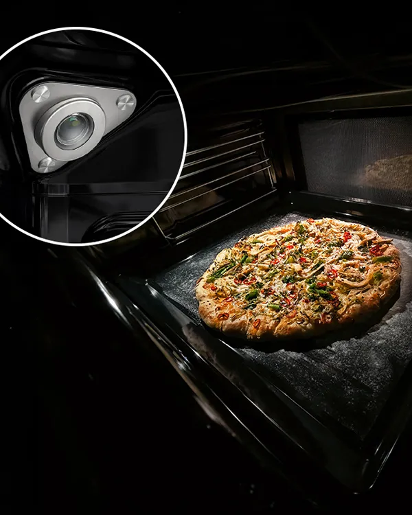 Slika pizze u pećnici i kamere u pećnici