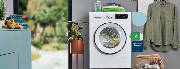 Eine wei&szlig;e Constructa Ecoline Waschmaschine mit W&auml;sche in moderner Waschk&uuml;che. Mit "Made in Europe" Logo. 