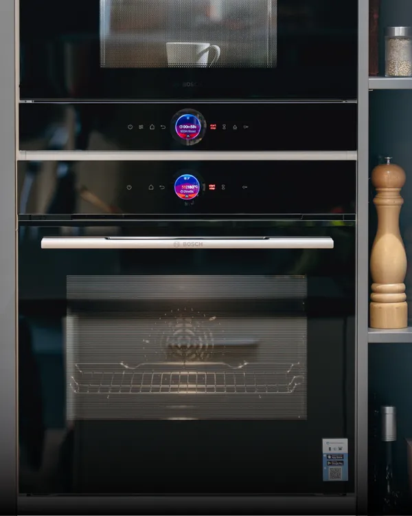 Bosch sütők modern konyhabútorba beépítve.