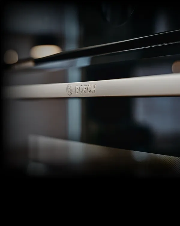 Bosch accent line sütő foggantyúja, amin látszódik a Bosch logó.