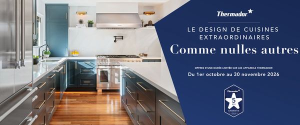 Cuisine moderne avec des armoires bleues, des appareils Thermador en acier inoxydable, des planchers de bois franc et un texte promotionnel pr&eacute;sentant des offres &agrave; dur&eacute;e limit&eacute;e valables du 1er octobre au 30 novembre 2026.
