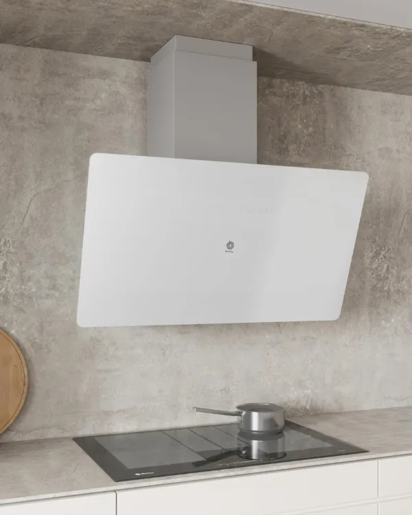 Campana inclinada en cristal blanco de Balay en cocina. 