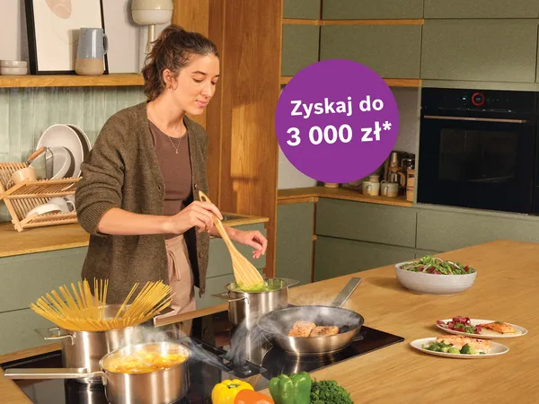 Kobieta gotująca przy płycie idukcyjnej