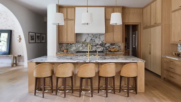 29696733_thermador-show-homes-dallas-les-jardines-oak-kitchen-view_1000x563.webp