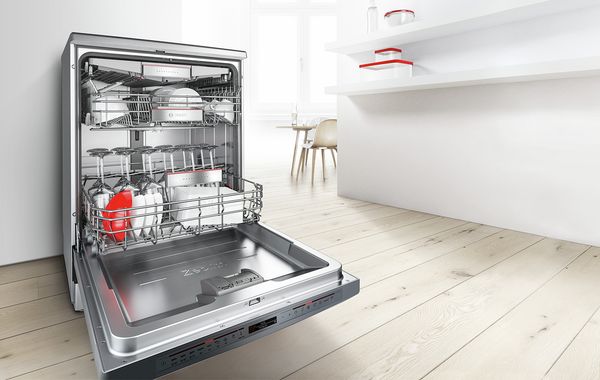 一部搭載了Home Connect功能、打開的BOSCH洗碗機。