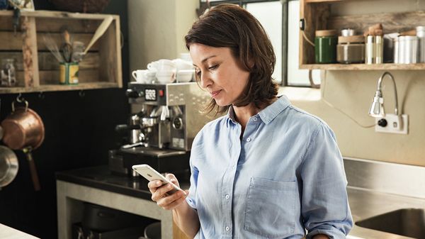 Frau mit einem Handy in der Hand