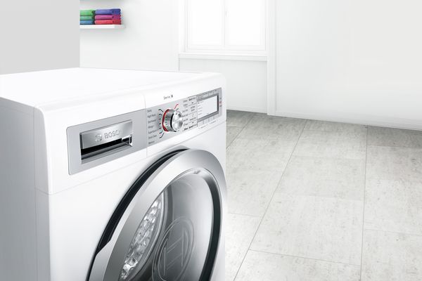 Çamaşır odasında bir Home Connect çamaşır makinesi.