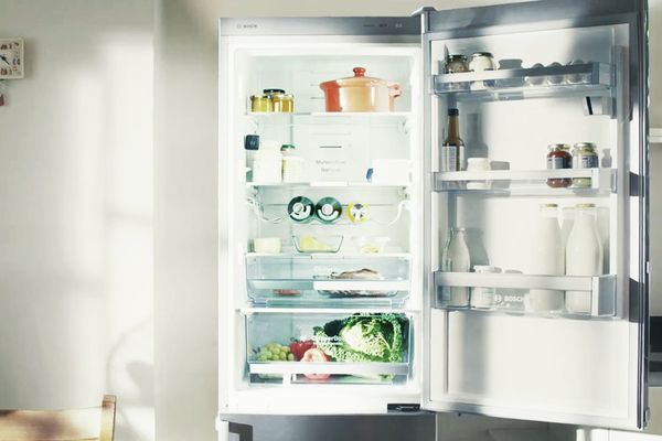 Un réfrigérateur Home Connect plein ouvert