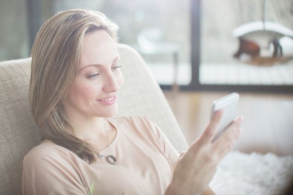 En kvinna använder Home Connect-appen
