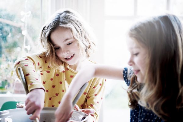 Dve deti, ktoré pozerajú do inteligentnej rúry s Home Connect, v ktorej sa pripravuje chutné jedlo
