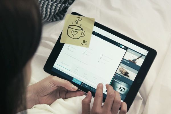 Uma mulher a encomendar o seu café perfeito diretamente da versão para tablet da aplicação Home Connect