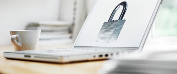 Ноутбук на столі із символом конфіденційності на екрані позначає безпеку даних із Home Connect