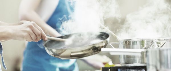 Home Connect智慧型爐具上的鍋子與炒鍋正在製作美味的料理