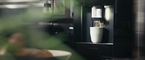 A fresh coffee from an intelligent coffee machine with the Home Connect function is being made.
