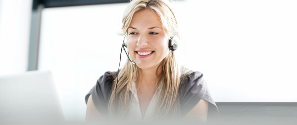 Сервісний працівник Home Connect надає телефонну консультацію